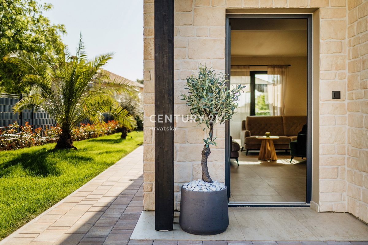 TAR, NUOVA, MODERNA CASA CON PISCINA IN CENTRO, A 3 KM DAL MARE