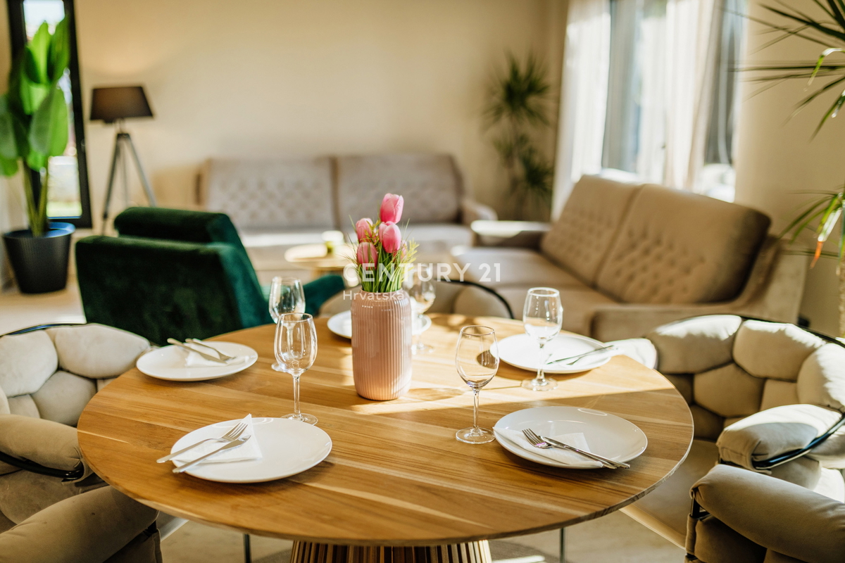 TAR, NUOVA, MODERNA CASA CON PISCINA IN CENTRO, A 3 KM DAL MARE