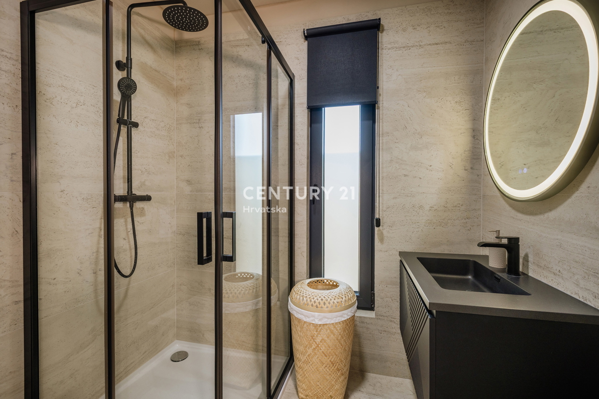 TAR, NUOVA, MODERNA CASA CON PISCINA IN CENTRO, A 3 KM DAL MARE