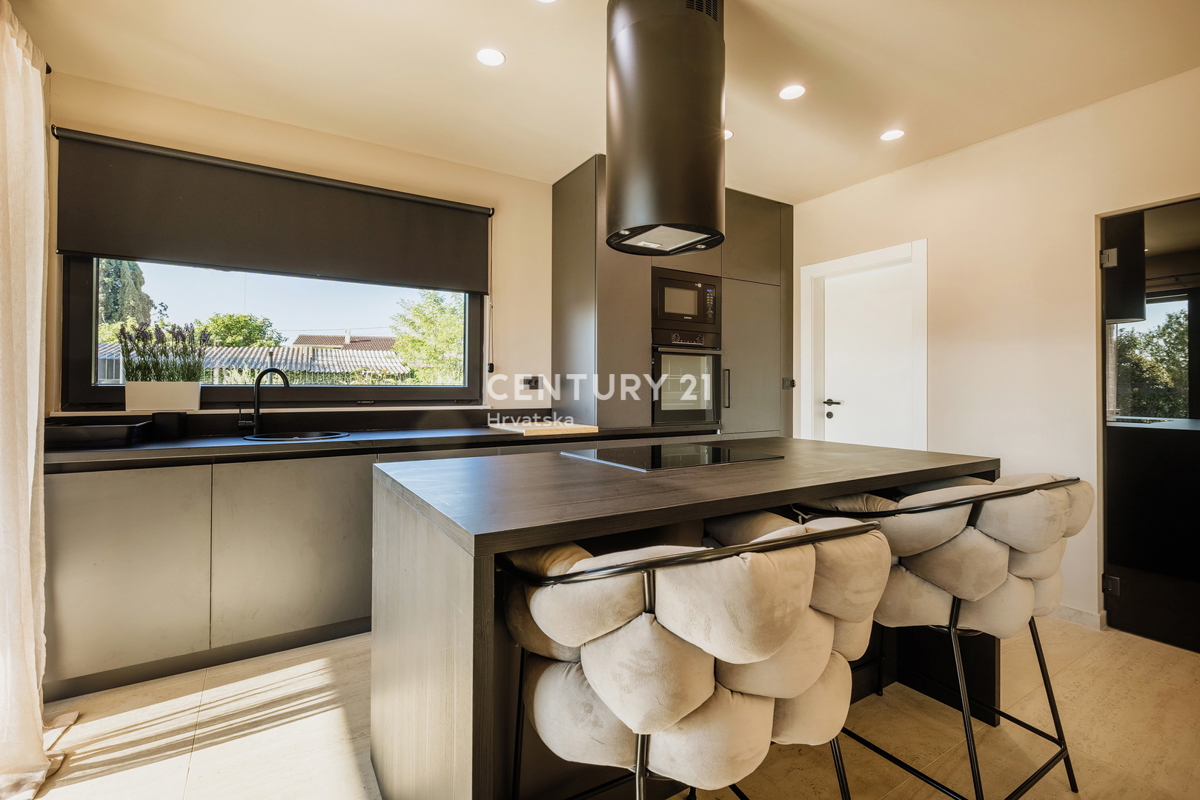 TAR, NUOVA, MODERNA CASA CON PISCINA IN CENTRO, A 3 KM DAL MARE