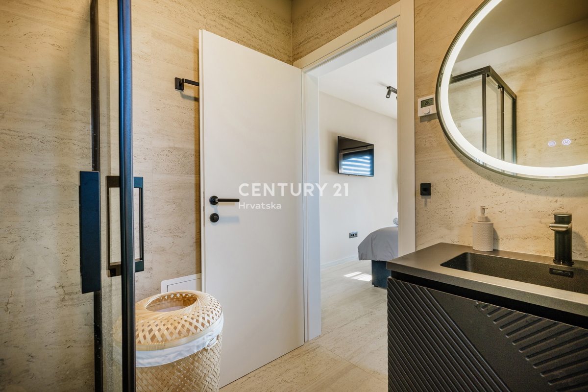 TAR, NUOVA, MODERNA CASA CON PISCINA IN CENTRO, A 3 KM DAL MARE