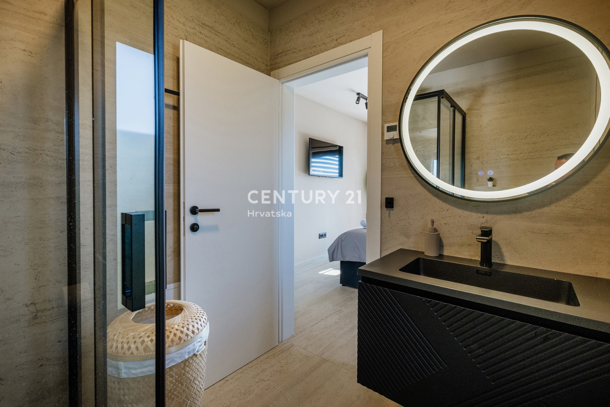 TAR, NUOVA, MODERNA CASA CON PISCINA IN CENTRO, A 3 KM DAL MARE