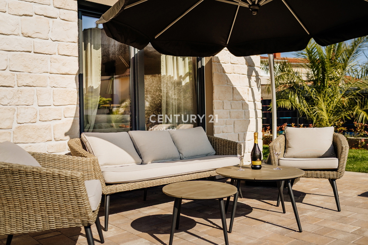 TAR, NUOVA, MODERNA CASA CON PISCINA IN CENTRO, A 3 KM DAL MARE