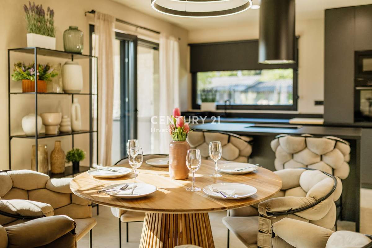 TAR, NUOVA, MODERNA CASA CON PISCINA IN CENTRO, A 3 KM DAL MARE