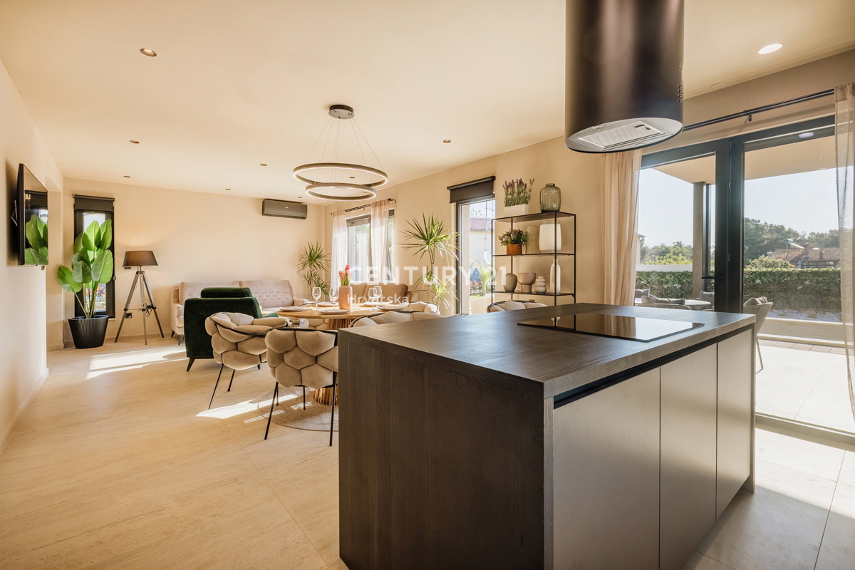 TAR, NUOVA, MODERNA CASA CON PISCINA IN CENTRO, A 3 KM DAL MARE