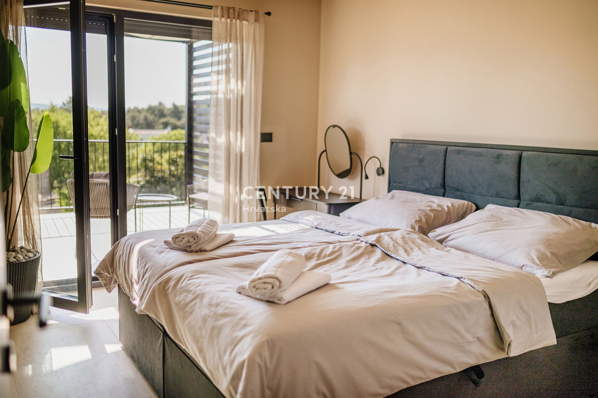 TAR, NUOVA, MODERNA CASA CON PISCINA IN CENTRO, A 3 KM DAL MARE