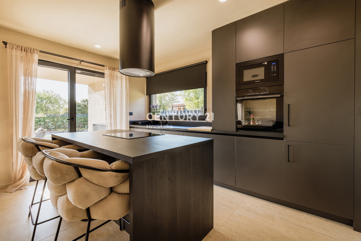 TAR, NUOVA, MODERNA CASA CON PISCINA IN CENTRO, A 3 KM DAL MARE