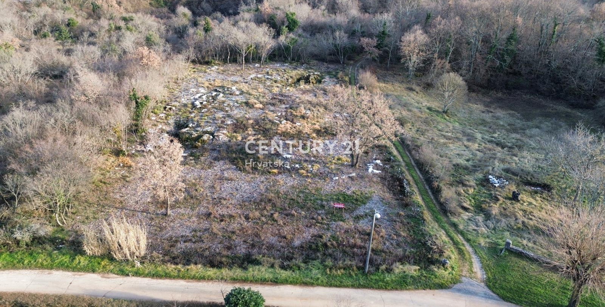 Porec, periferia, combinazione di terreno edificabile e agricolo in una posizione tranquilla