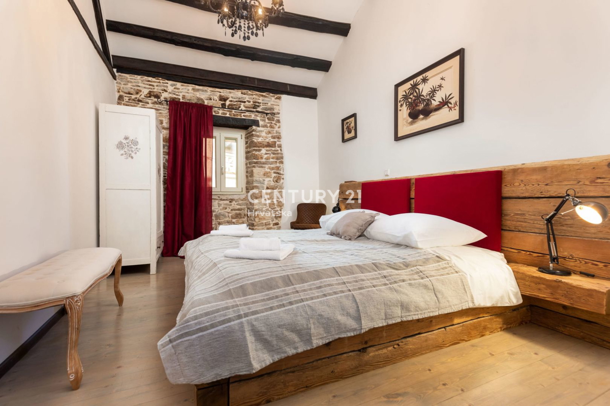 PAZIN, BELLISSIMA CASA CON UN BEL GIARDINO NEL CENTRO DELLA CITTÀ