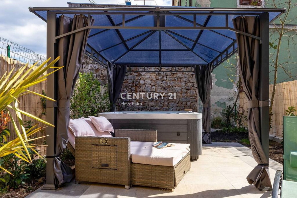 PAZIN, BELLISSIMA CASA CON UN BEL GIARDINO NEL CENTRO DELLA CITTÀ