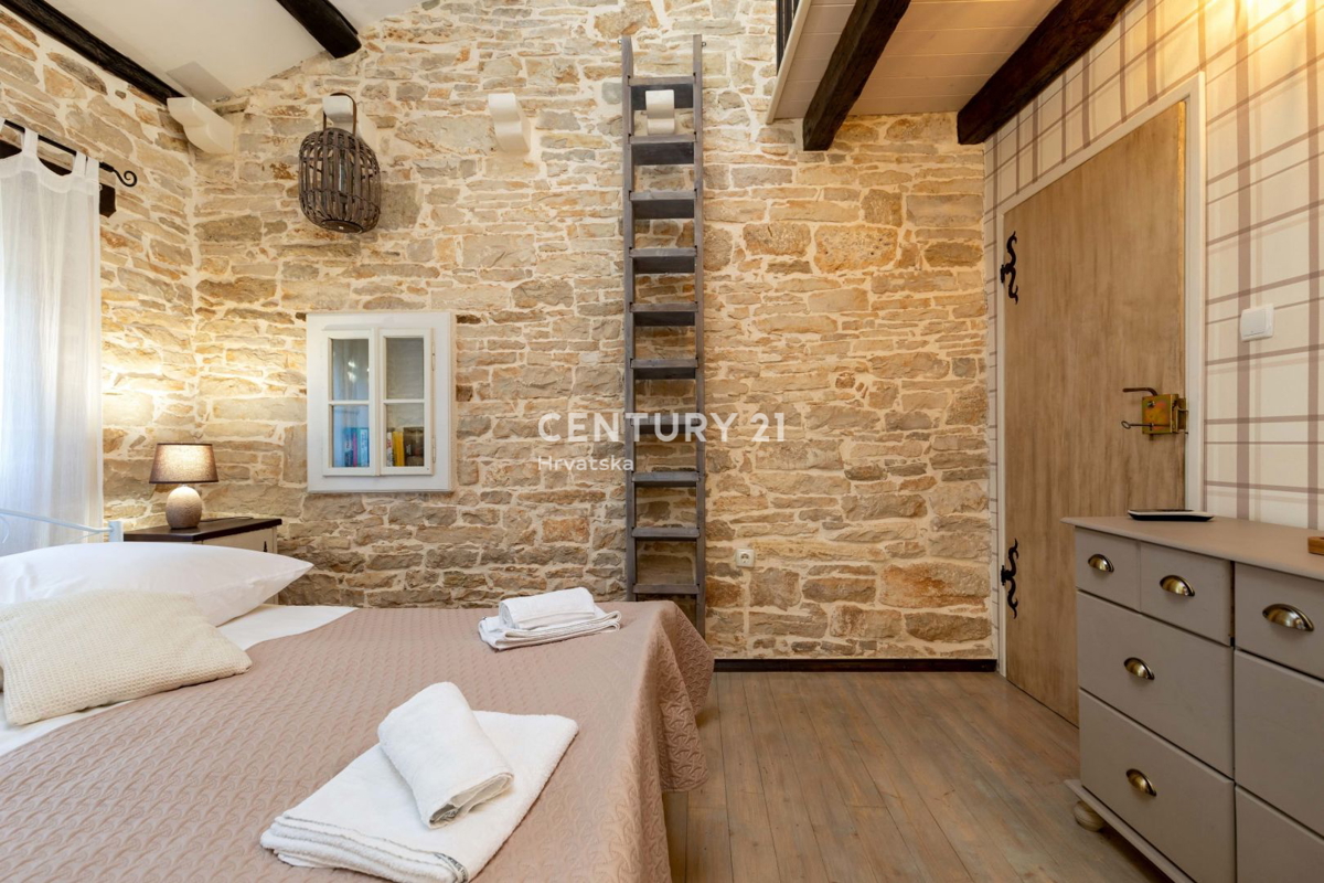 PAZIN, BELLISSIMA CASA CON UN BEL GIARDINO NEL CENTRO DELLA CITTÀ