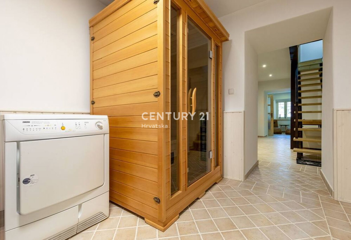 PAZIN, BELLISSIMA CASA CON UN BEL GIARDINO NEL CENTRO DELLA CITTÀ