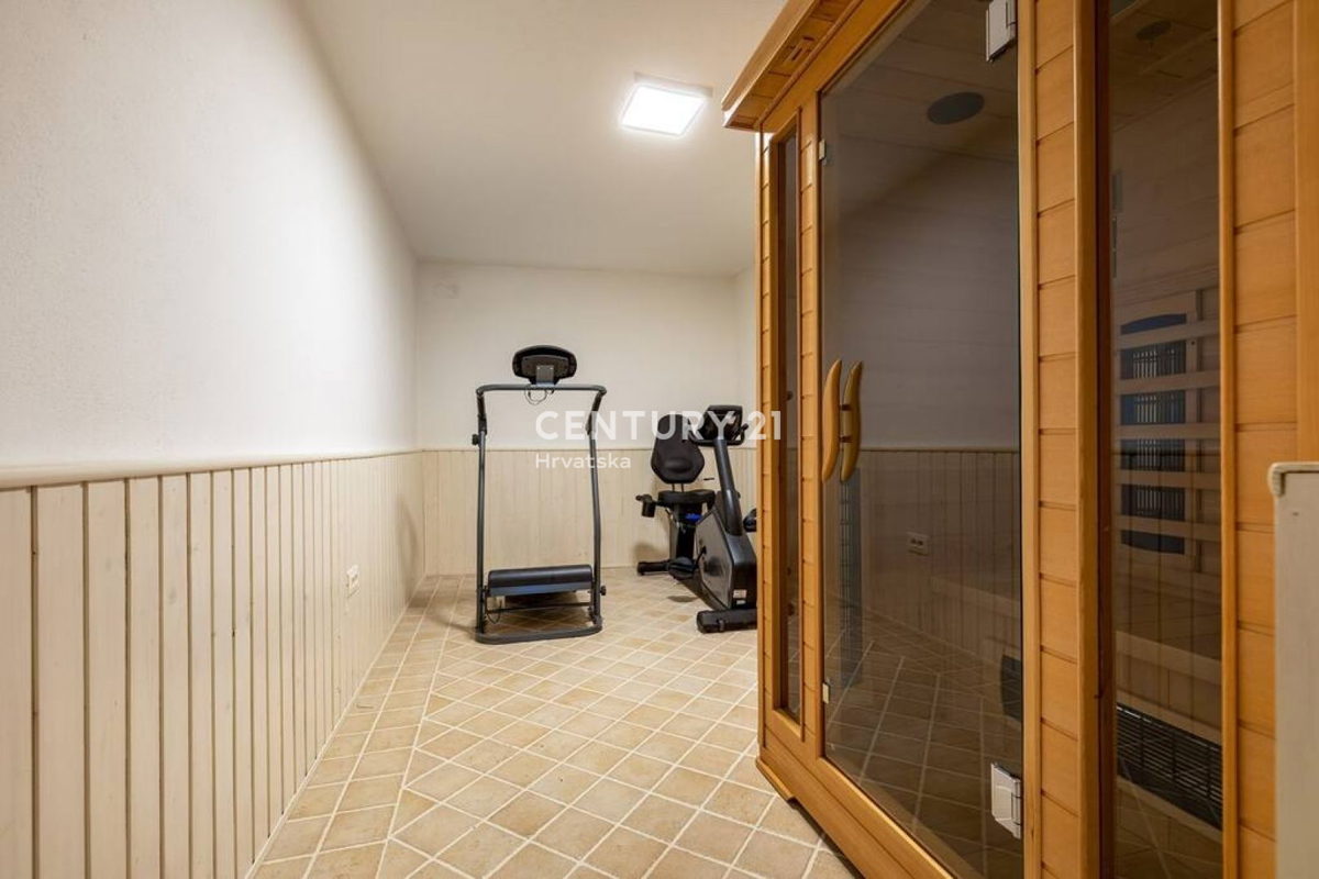 PAZIN, BELLISSIMA CASA CON UN BEL GIARDINO NEL CENTRO DELLA CITTÀ