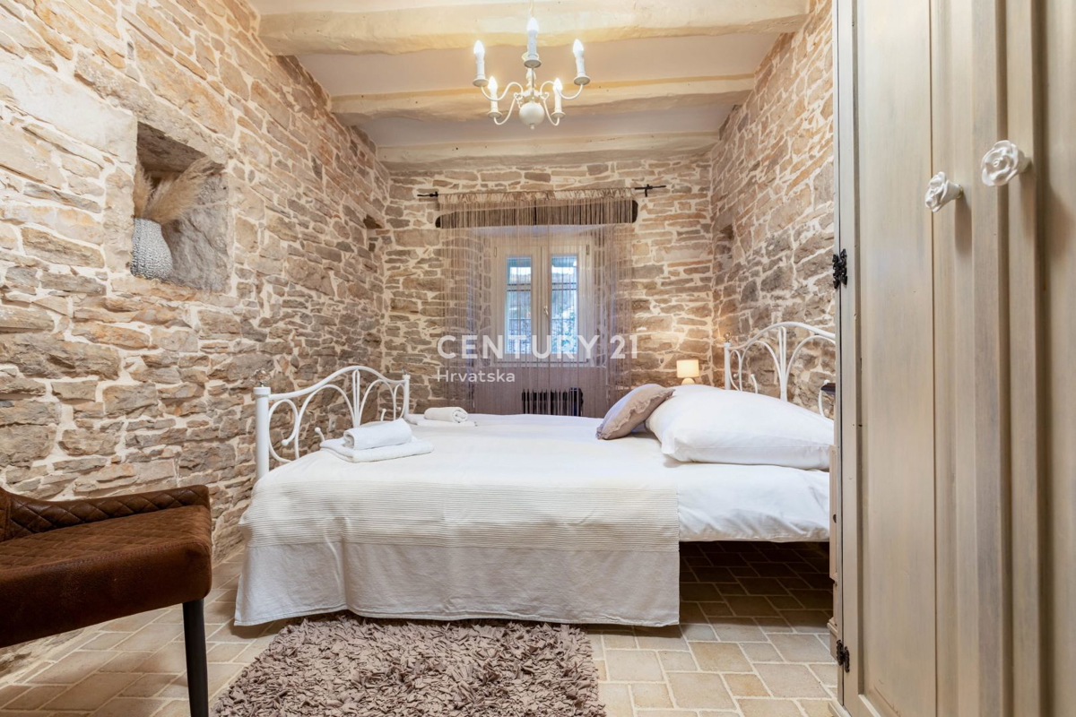 PAZIN, BELLISSIMA CASA CON UN BEL GIARDINO NEL CENTRO DELLA CITTÀ