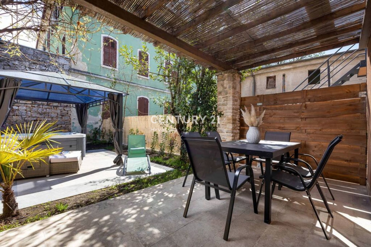 PAZIN, BELLISSIMA CASA CON UN BEL GIARDINO NEL CENTRO DELLA CITTÀ