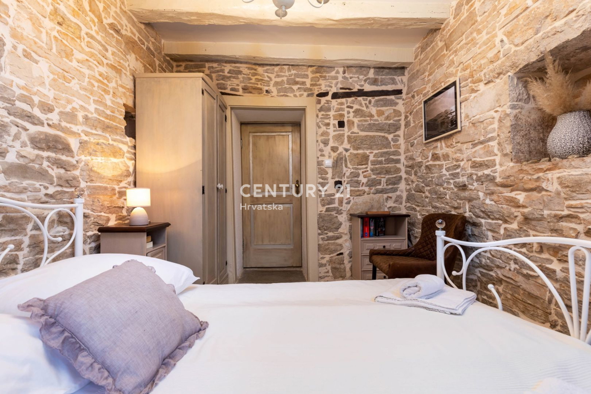 PAZIN, BELLISSIMA CASA CON UN BEL GIARDINO NEL CENTRO DELLA CITTÀ