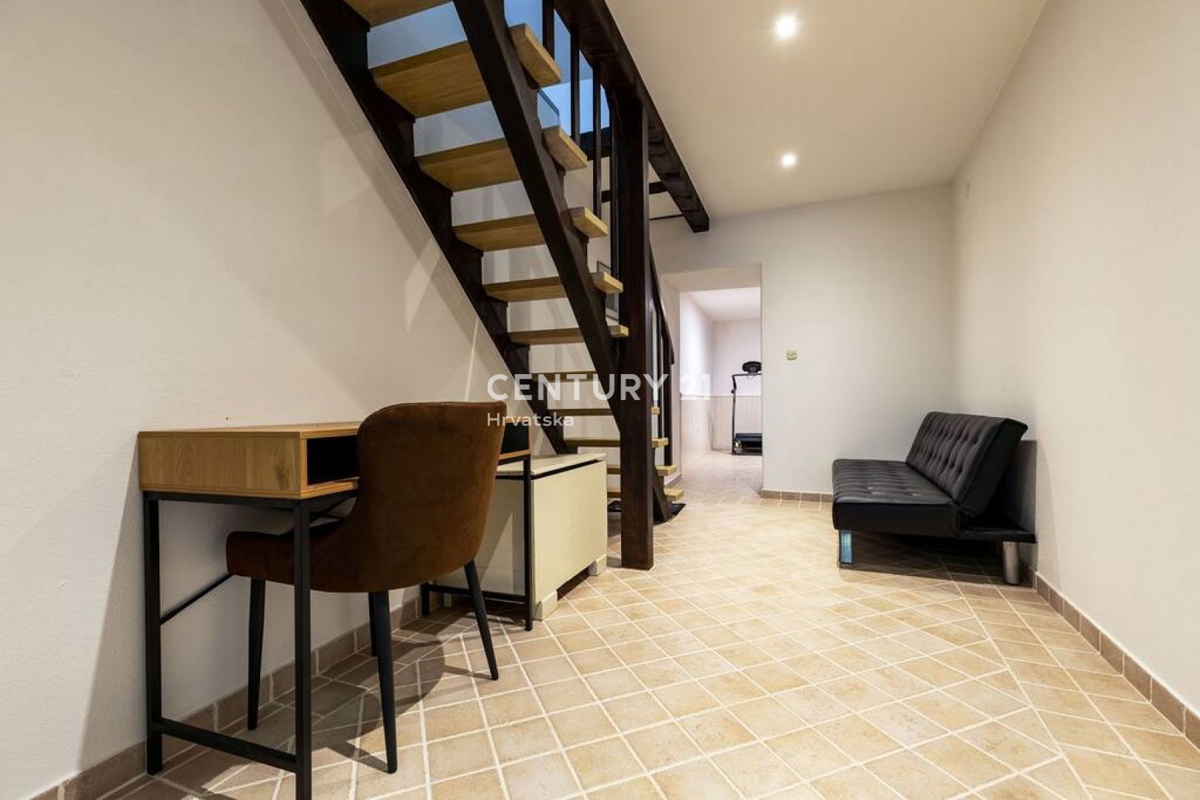 PAZIN, BELLISSIMA CASA CON UN BEL GIARDINO NEL CENTRO DELLA CITTÀ