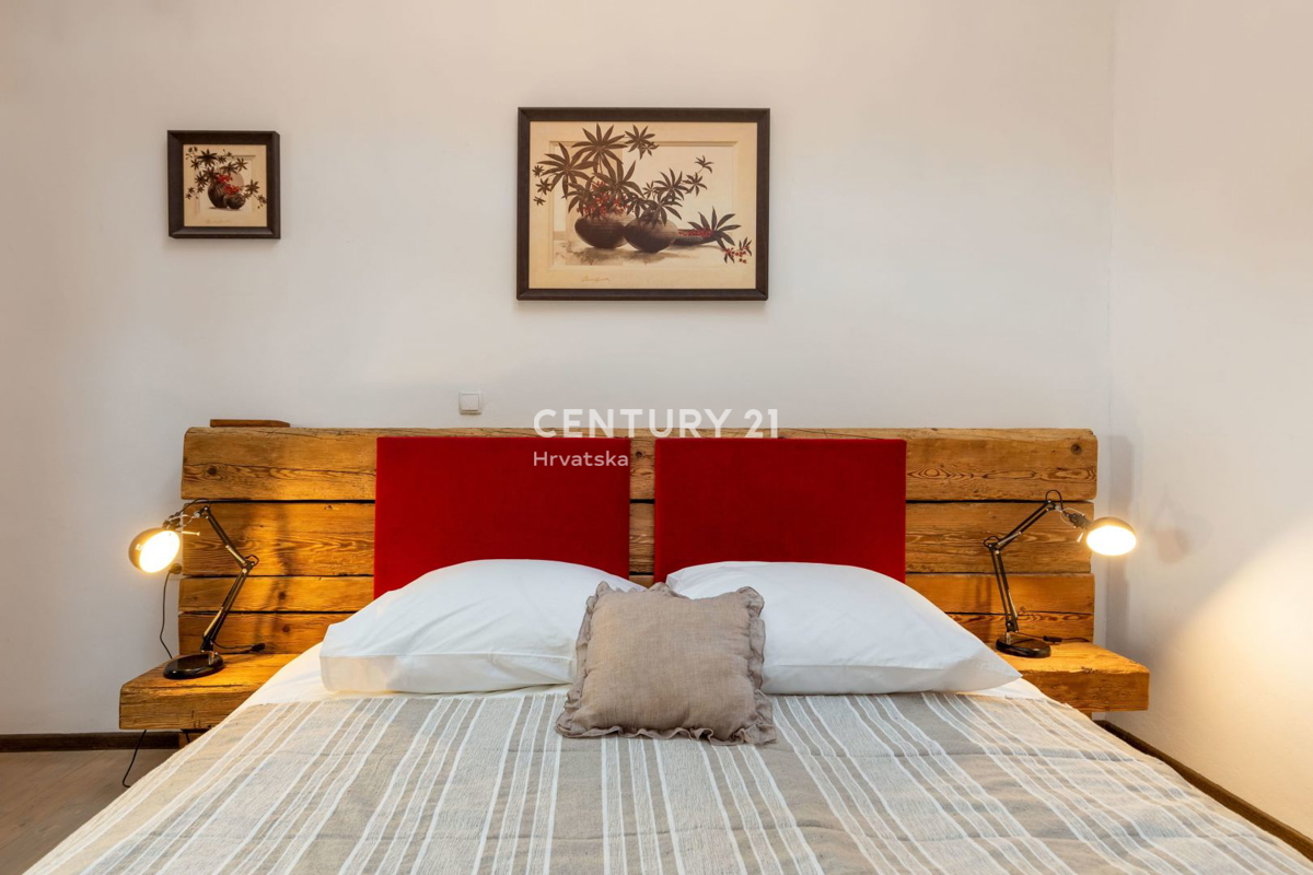 PAZIN, BELLISSIMA CASA CON UN BEL GIARDINO NEL CENTRO DELLA CITTÀ