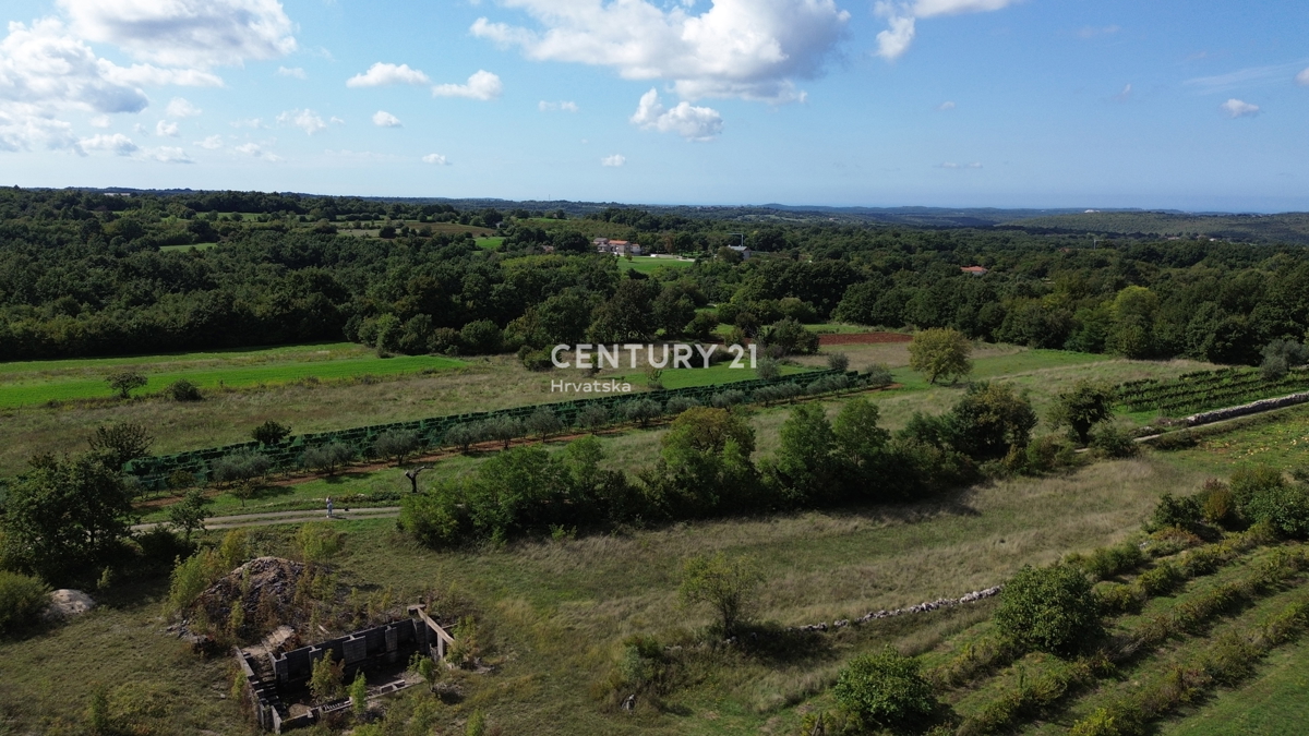 KANFANAR, COMBINAZIONE DI TERRENO EDILIZIO E AGRICOLO IN POSIZIONE TRANQUILLA
