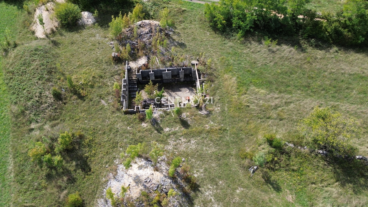KANFANAR, COMBINAZIONE DI TERRENO EDILIZIO E AGRICOLO IN POSIZIONE TRANQUILLA