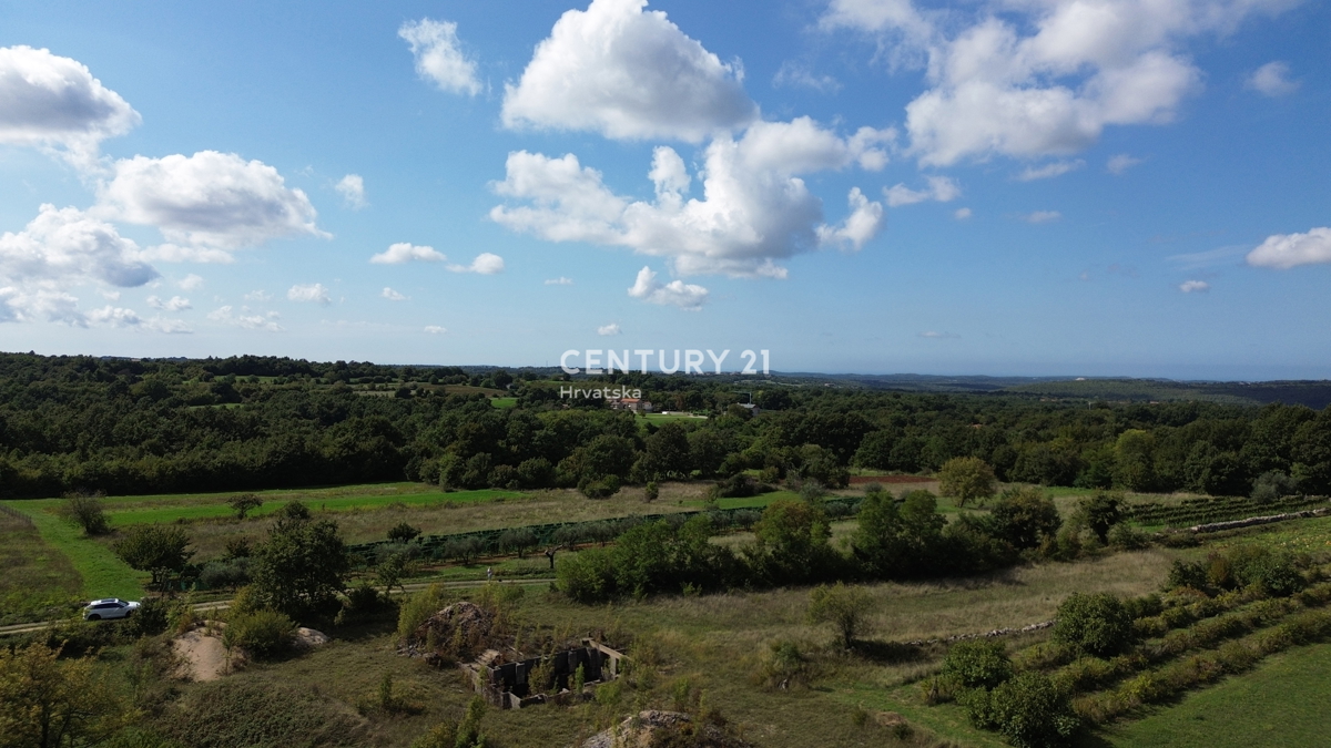 KANFANAR, COMBINAZIONE DI TERRENO EDILIZIO E AGRICOLO IN POSIZIONE TRANQUILLA