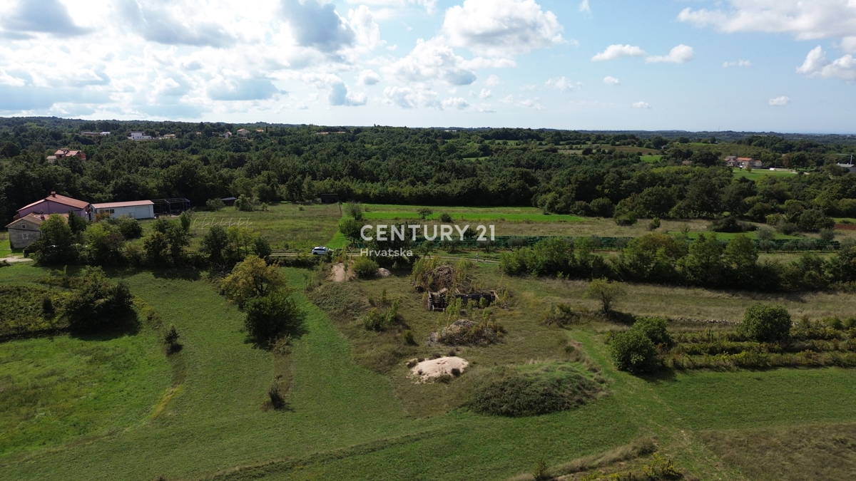KANFANAR, COMBINAZIONE DI TERRENO EDILIZIO E AGRICOLO IN POSIZIONE TRANQUILLA