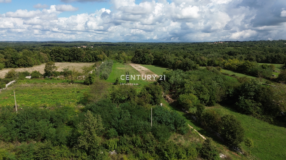 KANFANAR, COMBINAZIONE DI TERRENO EDILIZIO E AGRICOLO IN POSIZIONE TRANQUILLA