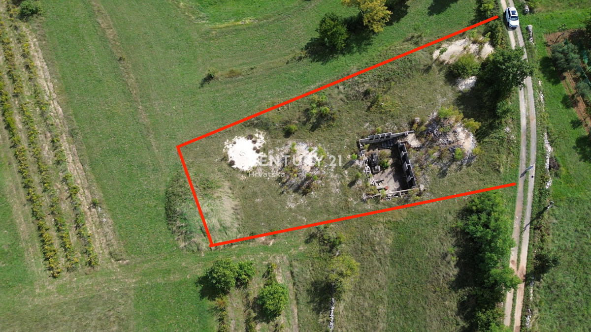 KANFANAR, COMBINAZIONE DI TERRENO EDILIZIO E AGRICOLO IN POSIZIONE TRANQUILLA