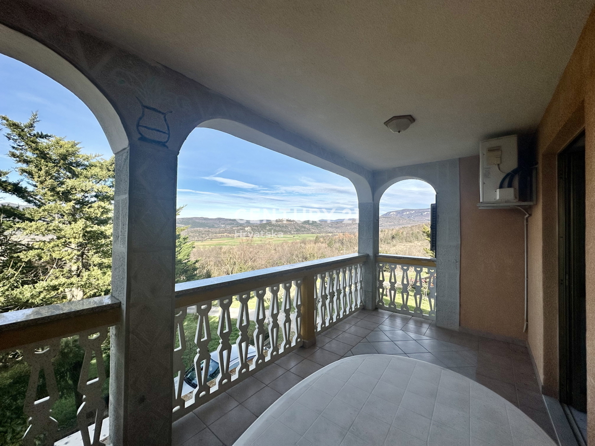 LABIN, KRŠAN, CASA CON DUE APPARTAMENTI E AMPIO GIARDINO IN POSIZIONE TRANQUILLA