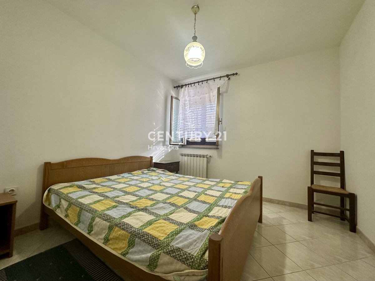 LABIN, KRŠAN, CASA CON DUE APPARTAMENTI E AMPIO GIARDINO IN POSIZIONE TRANQUILLA