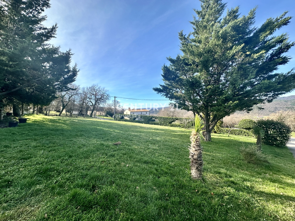 LABIN, KRŠAN, CASA CON DUE APPARTAMENTI E AMPIO GIARDINO IN POSIZIONE TRANQUILLA