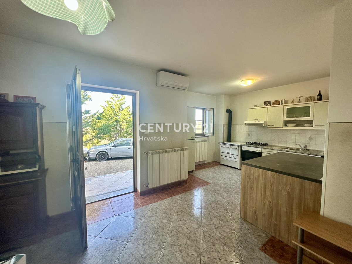 LABIN, KRŠAN, CASA CON DUE APPARTAMENTI E AMPIO GIARDINO IN POSIZIONE TRANQUILLA