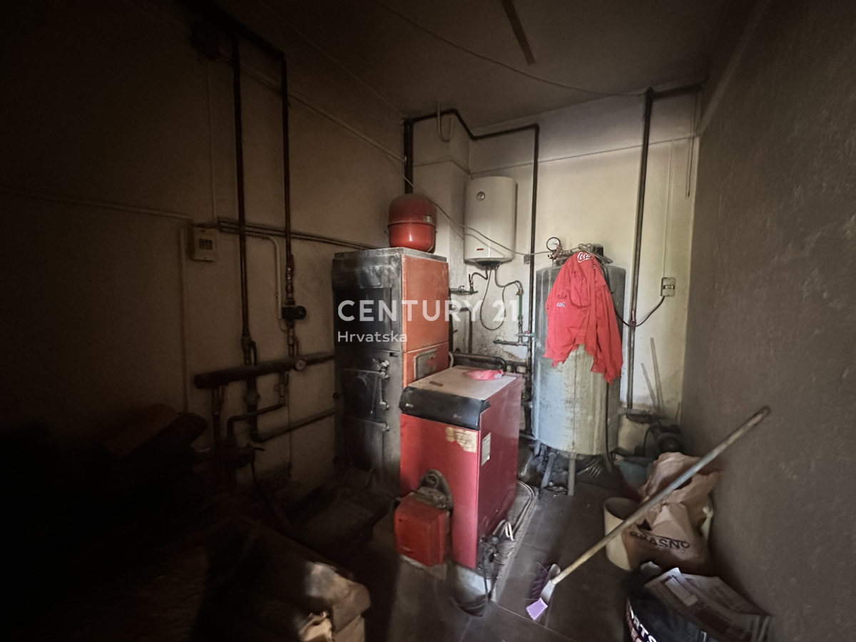 LABIN, KRŠAN, CASA CON DUE APPARTAMENTI E AMPIO GIARDINO IN POSIZIONE TRANQUILLA