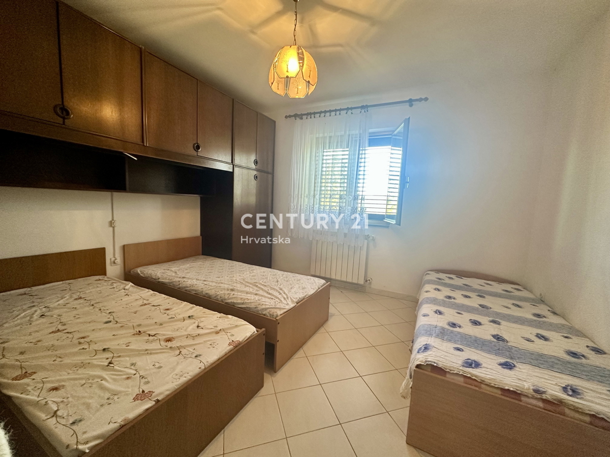 LABIN, KRŠAN, CASA CON DUE APPARTAMENTI E AMPIO GIARDINO IN POSIZIONE TRANQUILLA