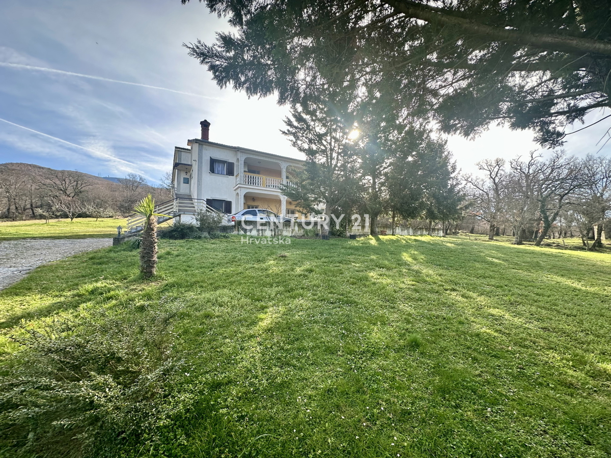 LABIN, KRŠAN, CASA CON DUE APPARTAMENTI E AMPIO GIARDINO IN POSIZIONE TRANQUILLA