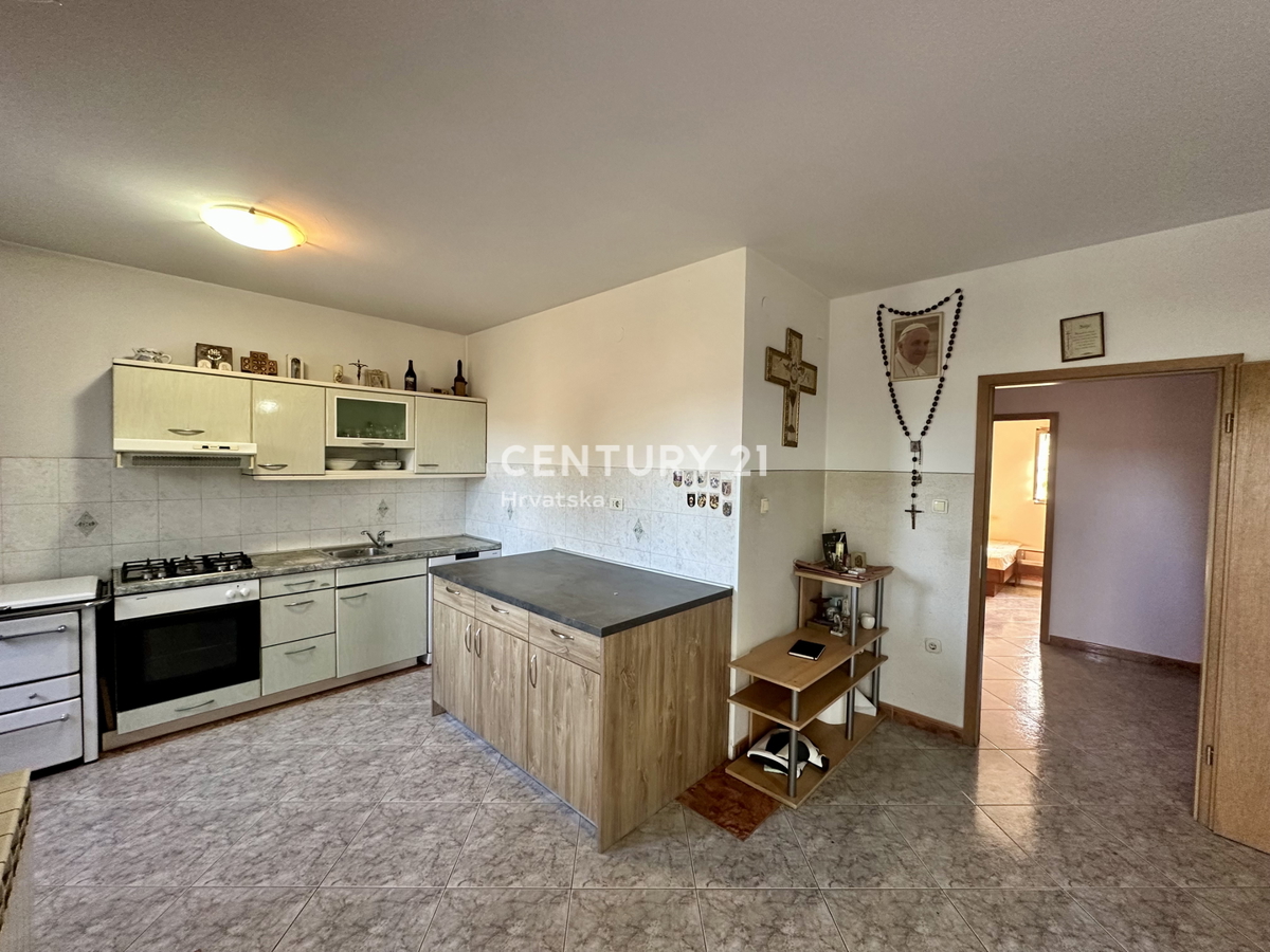 LABIN, KRŠAN, CASA CON DUE APPARTAMENTI E AMPIO GIARDINO IN POSIZIONE TRANQUILLA