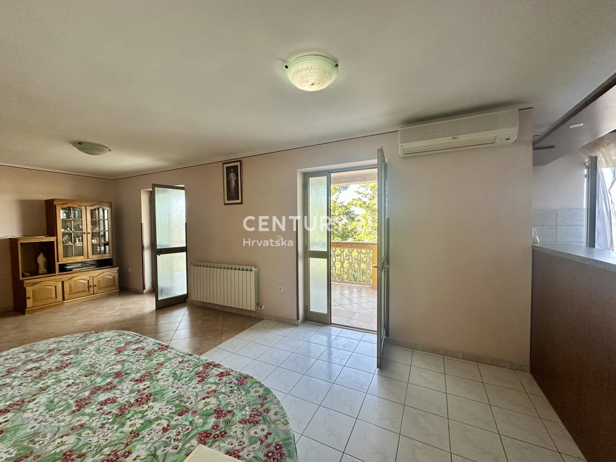 LABIN, KRŠAN, CASA CON DUE APPARTAMENTI E AMPIO GIARDINO IN POSIZIONE TRANQUILLA