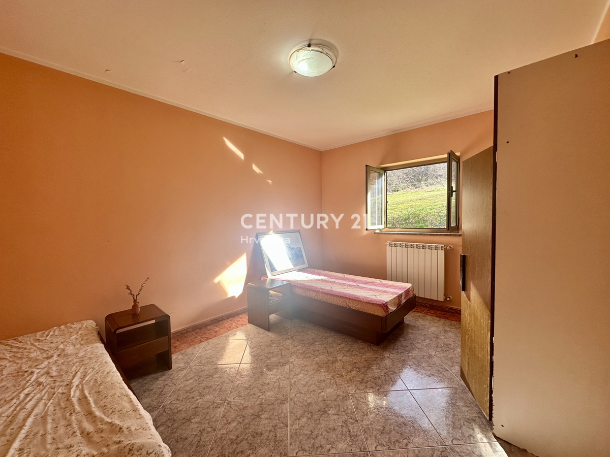 LABIN, KRŠAN, CASA CON DUE APPARTAMENTI E AMPIO GIARDINO IN POSIZIONE TRANQUILLA