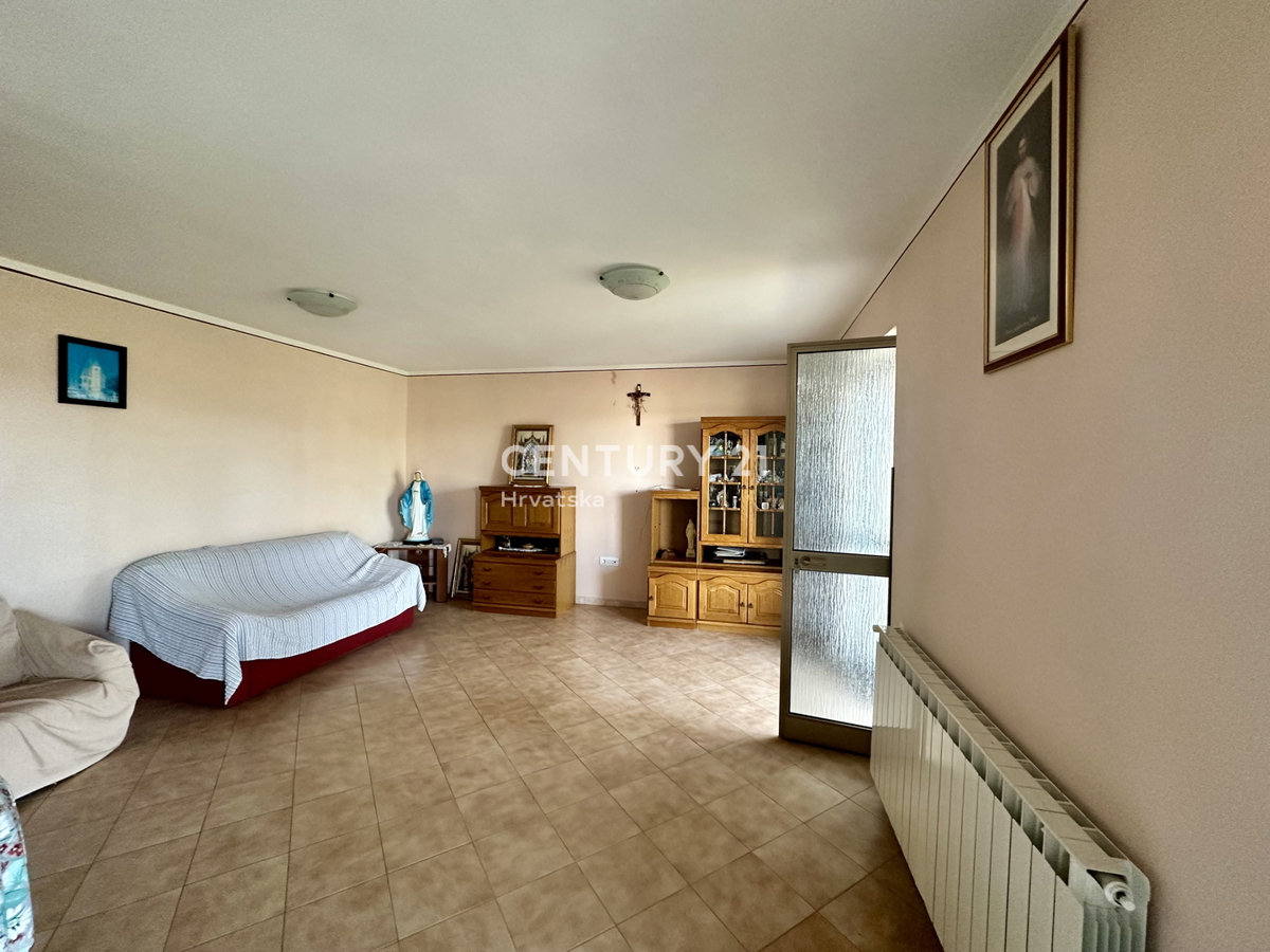 LABIN, KRŠAN, CASA CON DUE APPARTAMENTI E AMPIO GIARDINO IN POSIZIONE TRANQUILLA