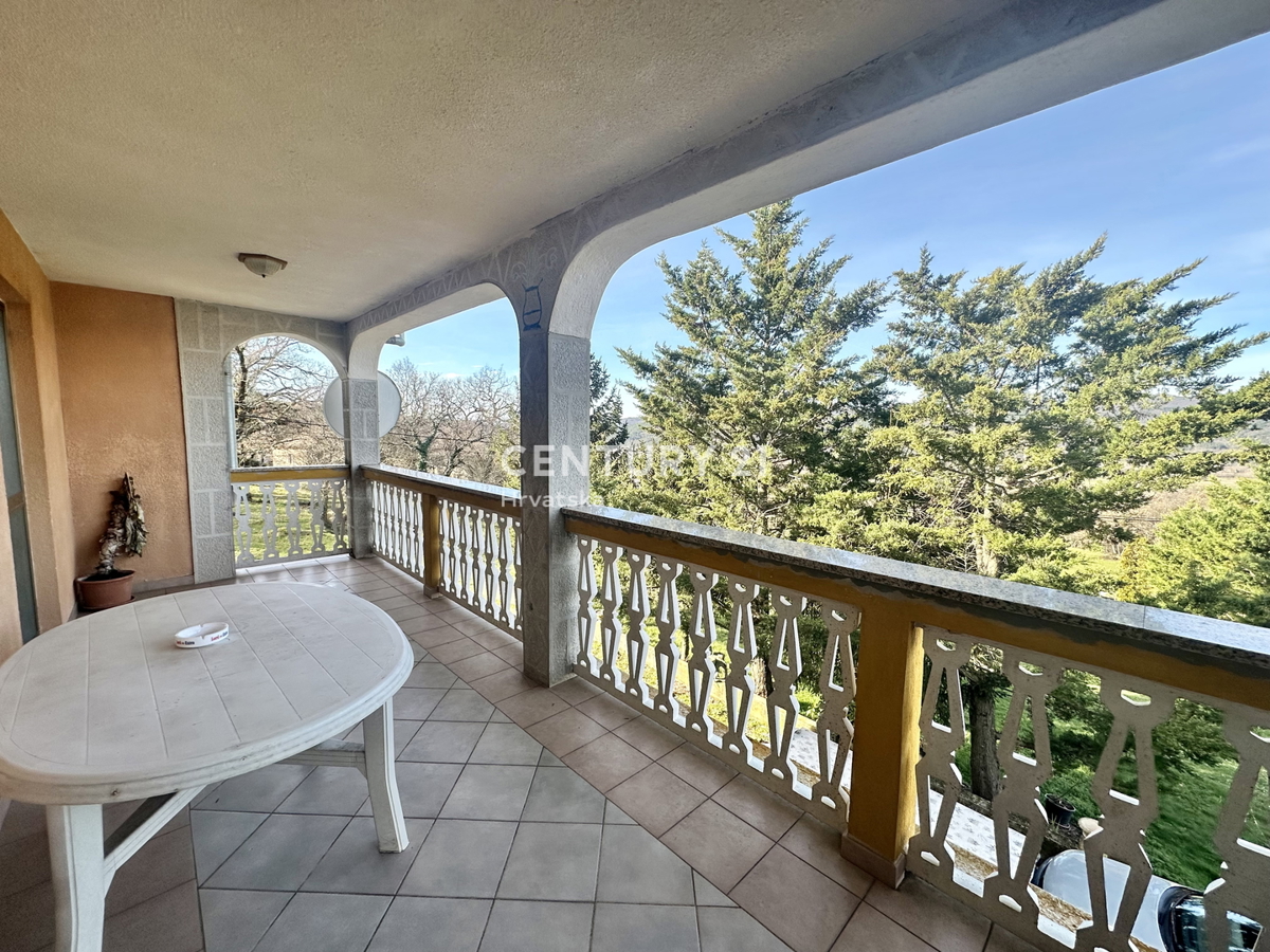 LABIN, KRŠAN, CASA CON DUE APPARTAMENTI E AMPIO GIARDINO IN POSIZIONE TRANQUILLA