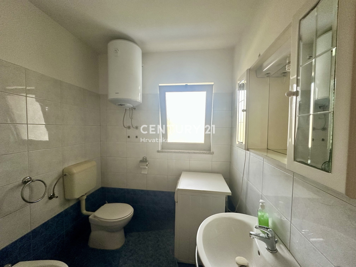 LABIN, KRŠAN, CASA CON DUE APPARTAMENTI E AMPIO GIARDINO IN POSIZIONE TRANQUILLA