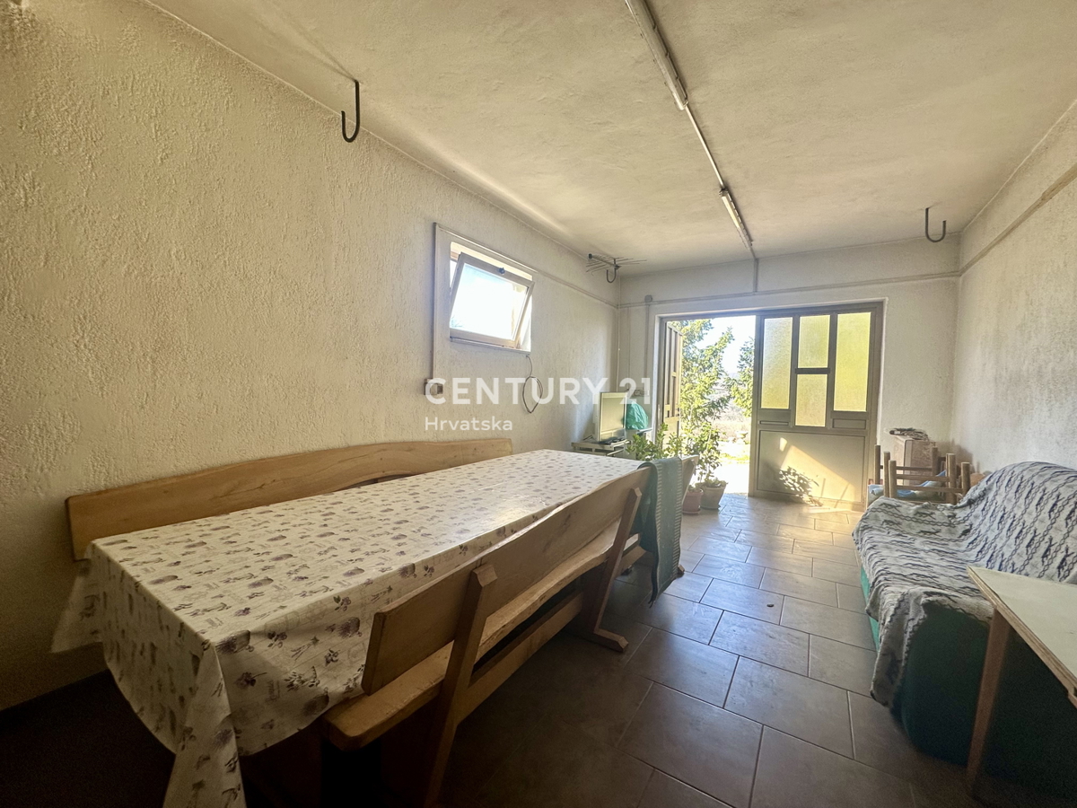 LABIN, KRŠAN, CASA CON DUE APPARTAMENTI E AMPIO GIARDINO IN POSIZIONE TRANQUILLA