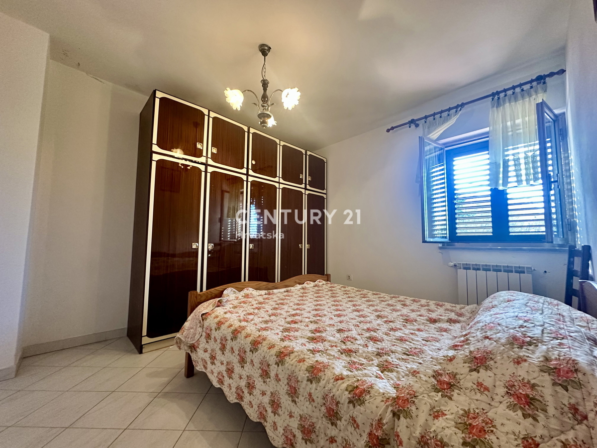 LABIN, KRŠAN, CASA CON DUE APPARTAMENTI E AMPIO GIARDINO IN POSIZIONE TRANQUILLA