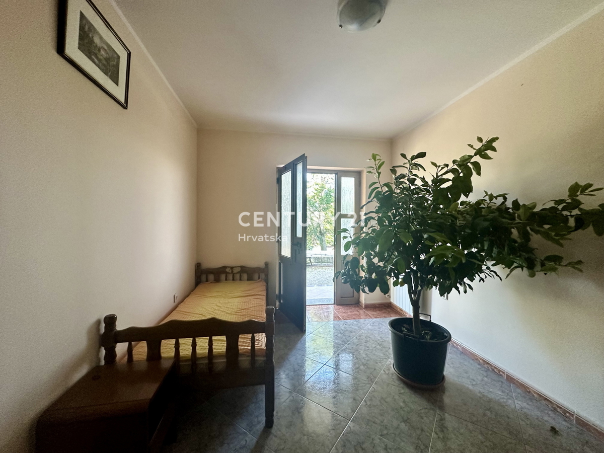 LABIN, KRŠAN, CASA CON DUE APPARTAMENTI E AMPIO GIARDINO IN POSIZIONE TRANQUILLA