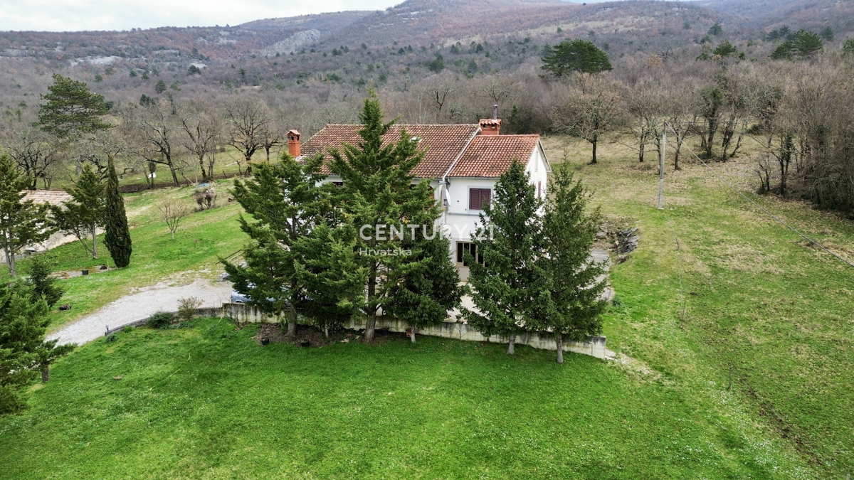 LABIN, KRŠAN, CASA CON DUE APPARTAMENTI E AMPIO GIARDINO IN POSIZIONE TRANQUILLA