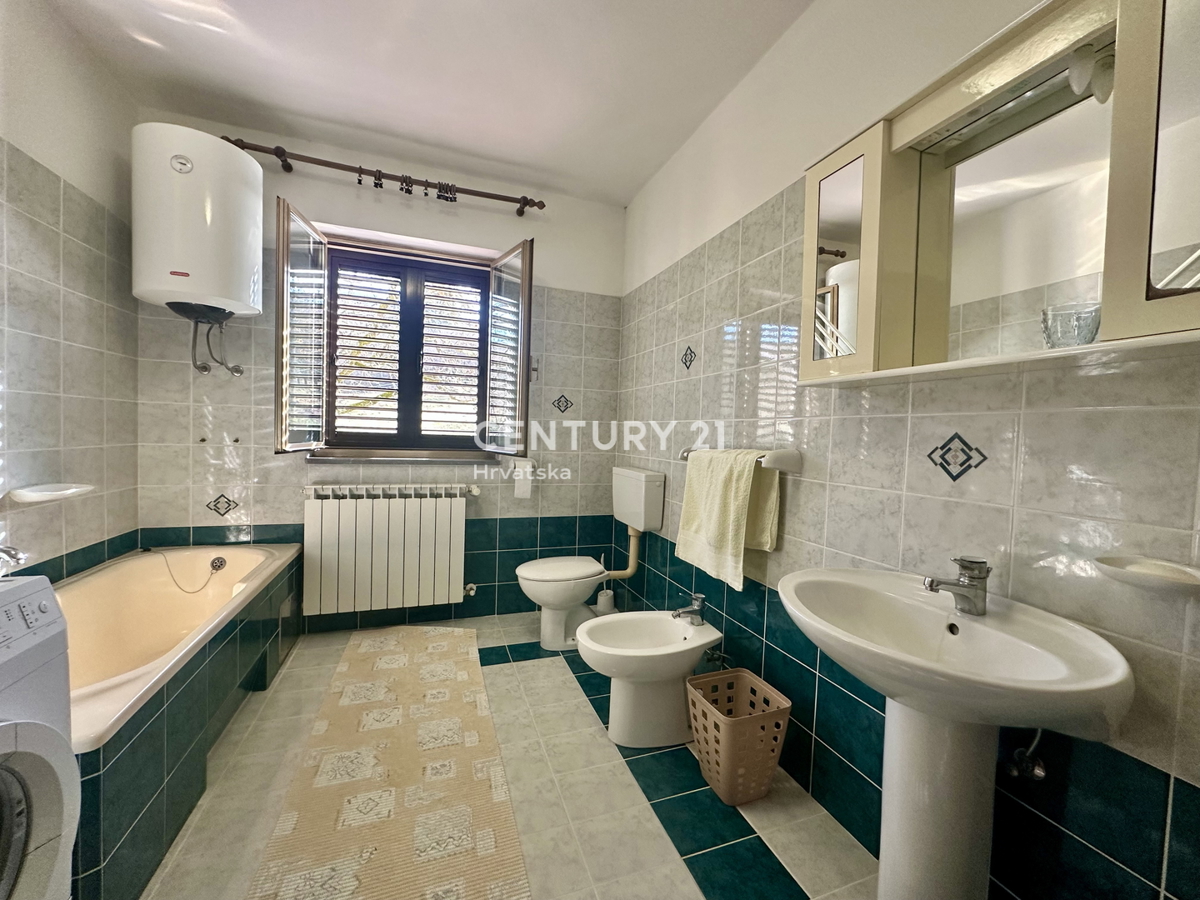 LABIN, KRŠAN, CASA CON DUE APPARTAMENTI E AMPIO GIARDINO IN POSIZIONE TRANQUILLA