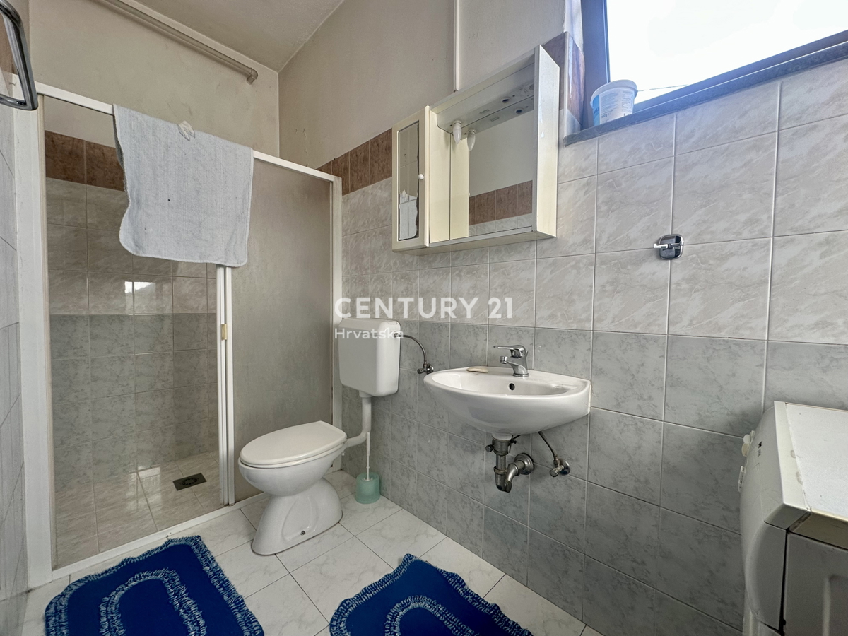 LABIN, KRŠAN, CASA CON DUE APPARTAMENTI E AMPIO GIARDINO IN POSIZIONE TRANQUILLA