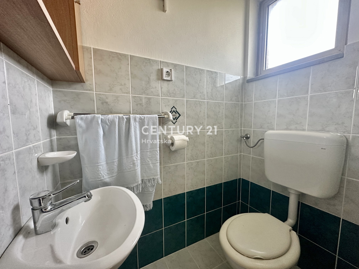 LABIN, KRŠAN, CASA CON DUE APPARTAMENTI E AMPIO GIARDINO IN POSIZIONE TRANQUILLA