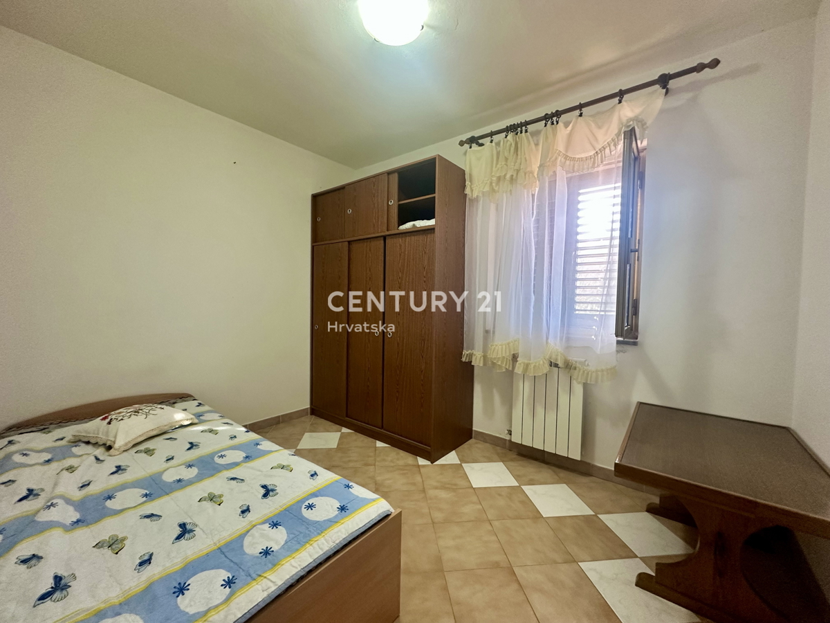 LABIN, KRŠAN, CASA CON DUE APPARTAMENTI E AMPIO GIARDINO IN POSIZIONE TRANQUILLA