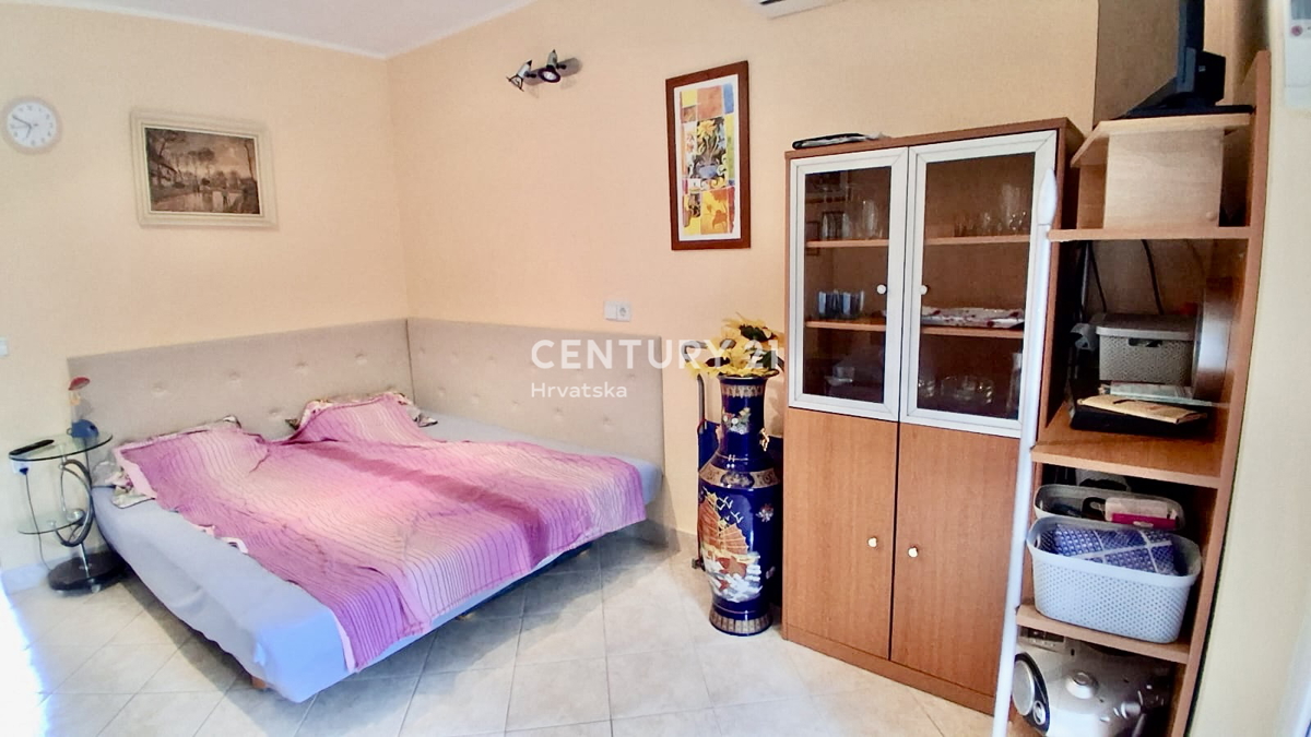 POREČ, ČERVAR PORAT, MONOLOCALE A SOLI 200 METRI DALLA SPIAGGIA